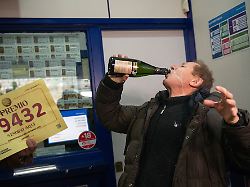 ein gewinner der sonderziehung der weihnachtslotterie mit der nummer 79 432 feiert sein glueck die sonderauslosung der weihnachtslotterie 2025 besteht aus 198 serien und jede serie hat 100 000 lose