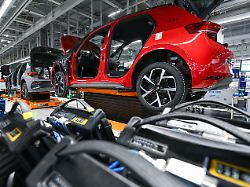 ein id 3 laeuft auf einer montagelinie im werk von volkswagen in zwickau