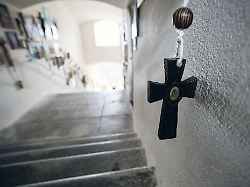 ein kreuz in der wallfahrtstreppe zur wallfahrtskirche maria hilf in passau aufgenommen am 6 12