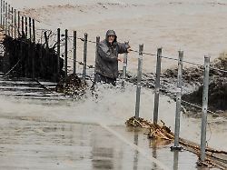 ein mann haelt sich an einem gelaender fest nachdem er waehrend eines sturms an heiligabend in glendales in einen reissenden kanalisationsschacht getreten ist