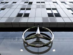 ein mercedesstern ist an einem autohaus in manhattan zu sehen