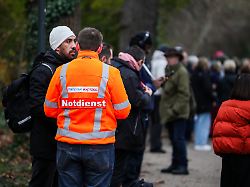 ein notfallmanager von national express kuemmert sich um die evakuierten reisenden