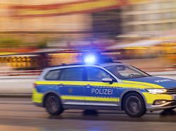 ein polizeiauto auf einer einsatzfahrt auf der wilsdruffer strasse am altmarkt mit blaulicht dresden sachsen deutschland 1