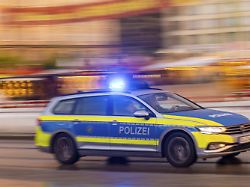 ein polizeiauto auf einer einsatzfahrt auf der wilsdruffer strasse am altmarkt mit blaulicht dresden sachsen deutschland