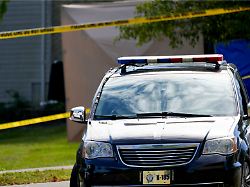 ein polizeiwagen steht im us bundesstaat kentucky vor einem tatort