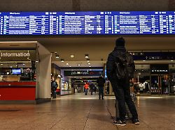 ein reisender der deutschen bahn blickt im hauptbahnhof auf die anzeigetafel nach der sperrung des hauptbahnhofs koeln fahren die zuege im fernverkehr wieder