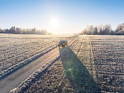 ein suv faehrt bei wintermorgenlicht ueber eine frostige landstrasse car sharing elektro auto volkswagen id 5 gechingen hecken und gaeu region schwarzwald deutschland europa