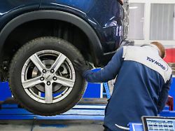 ein sachverstaendiger vom tuev nord ueberprueft bei einer hauptuntersuchung hu einen pkw