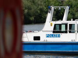 ein schiff der wasserschutzpolizei faehrt auf dem neckar