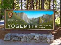 ein schild am eingang zum yosemite nationalpark der nationalpark liegt in der sierra nevada im us bundesstaat kalifornien
