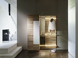 ein schrank mit spiegel und beleuchtung im flur sorgt fuer stauraum und ist praktisch um kurz einen blick aufs outfit zu werfen