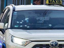 ein taxi mit schussloechern in der frontscheibe steht auf der strasse vermutlich durch schuesse soll in der duesseldorfer innenstadt ein mensch verletzt worden sein