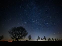 ein teil der milchstrasse ist am naechtlichen sternenhimmel zu sehen