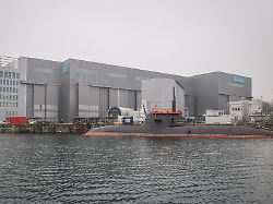 ein u boot liegt vor der neuen schiffbauhalle auf der werft von thyssenkrupp marine systems tkms unionskanzlerkandidat merz und ministerpraesident guenther besuchten am montag die werft