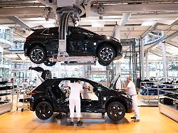 ein vw id 3 in der endmontage in der glaesernen manufaktur von volkswagen an einer fertigungslinie