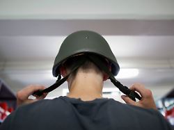 ein wehrpflichtiger probiert am ersten tag seines wehrdienstes seinen helm auf droegeheide kaserne in torgelow torgelow deutschland 05 07 2010