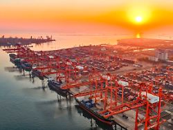 ein am 14 november 2025 aufgenommenes drohnenfoto zeigt schiffe die an einem containerterminal im jingtang bereich des tangshan hafens in der nordchinesischen provinz hebei festgemacht haben