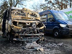 ein ausgebrannter kaeltebus l steht an der berliner stadtmission der bus war in der nacht zum sonntag komplett ausgebrannt ein zweiter wurde in mitleidenschaft gezogen kann aber noch repariert werden