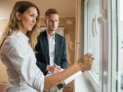 ein einfacher test zeigt undichte stellen wenn die flamme etwa flackert obwohl das fenster geschlossen ist