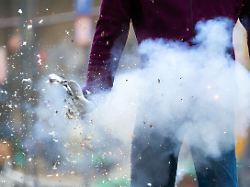 ein illegaler boeller explodiert waehrend einer pressevorfuehrung der berliner feuerwehr in der hand einer puppe