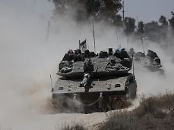 ein israelischer panzer faehrt an der suedlichen grenze israels zum gazastreifen