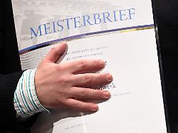ein junger mann freut sich bei der meisterfeier ueber seinen meisterbrief vier handwerkerinnen und 54 handwerker aus ostbrandenburg haben am samstag in frankfurt oder ihre meisterbriefe erhalten