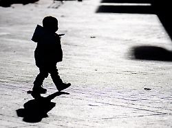 ein kleines kind laeuft durch die innenstadt und wirft im gegenlicht der sonne einen langen schatten auf den boden zu dpa luxuslehrer fuer 180