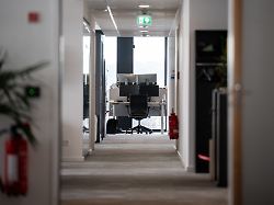 ein leerer arbeitsplatz ist am ende eines gangs in einem buero