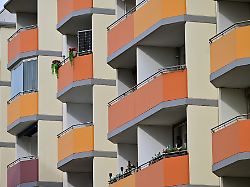 ein moderner plattenbau ist in nordhausen zu sehen