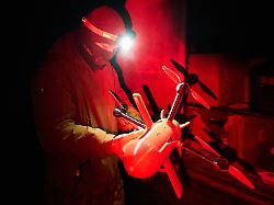 ein ukrainischer soldat bereitet eine abfangdrohne waehrend eines russischen luftangriffs an einem ungenannten ort in der ukraine vor am 13 dezember 2025