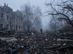 ein ukrainischer soldat geht eine strasse in der frontstadt kostjantyniwka entlang dem schauplatz schwerer kaempfe mit russischen truppen in der region donezk