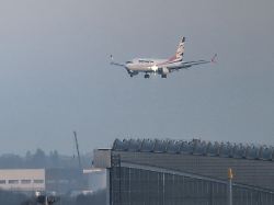 eine boeing 737 max 8 mit afghanen an board landet am flughafen berlin brandenburg ber mit einem von der bundesregierung organisierten charterflug sind 160 afghaninnen und afghanen nach berlin gekommen