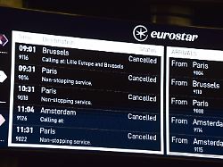 eine informationstafel zeigt die zugausfaelle am bahnhof st pancras international an der verkehr im eurotunnel ist durch ein problem mit der stromversorgung stark beeintraechtigt
