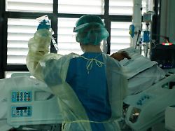 eine krankenschwester versorgt auf der intensivstation des hauptkrankenhauses son espases einen patienten