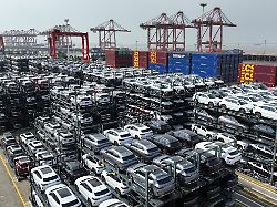 eine luftaufnahme zeigt chinesische autos mit hybrid oder elektroantrieb fuer den export in einem terminal des hafens taicang in der ostchinesischen provinz jiangsu