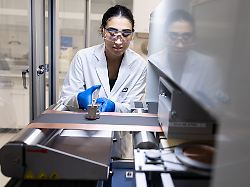 eine mitarbeiterin arbeitet in dem bereich coating in der neuen batteriefabrik powerco die vw tochter powerco eroeffnet in salzgitter ihre erste gigafabrik