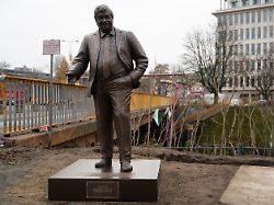 eine statue von walter luebcke steht vor dem konrad adenauer haus vor der cdu parteizentrale hat das zentrum fuer politische schoenheit eine aktion aufgebaut