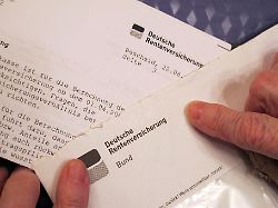 eine alte frau haelt am sonntag 29 01 2012 in berlin einen rentenbescheid in den haenden