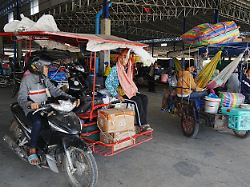 einheimische campieren waehrend ihrer flucht auf dem markt prey chamkar ta doak in der provinz banteay meanchey nahe der grenze zu thailand