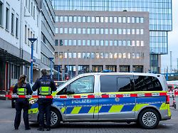 einsatzkraefte der polizei sperren mit ihrem fahrzeug die zufahrt zum bismarckplatz in der moenchengladbacher innenstadt ab
