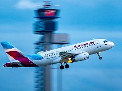 eurowings airbus a319 beim start auf dem flughafen duesseldorf tower der flugsicherung nrw deutschland