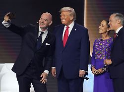 fifa praesident gianni infantino l r macht ein selfie mit us praesident donald trump der mexikanischen praesidentin claudia sheinbaum und dem kanadischen premierminister mark carney