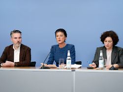 fabio de masi sahra wagenknecht und amira mohamed ali bei der pressekonferenz press conference des bsw zur personellen aufstellung des parteipraesidiums im haus der bundespressekonferenz berlin 10 11