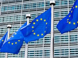 fahnen der europaeischen union wehen vor dem berlaymont gebaeude in bruessel dem sitz der eu kommission