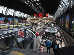 fahrgaeste stehen an einem bahnsteig im hauptbahnhof hamburg