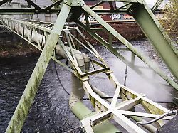 fernwaermeleitung ueber der wupper dampf tritt aus wuppertal deutschland