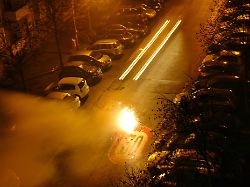 feuerwerkskoerper explodieren am 01 01 2015 in berlin ueber einer strasse zwischen parkenden autos