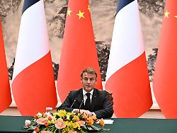 frankreichs praesident emmanuel macron spricht mit chinas praesident xi waehrend einer gemeinsamen pressekonferenz in der grossen halle des volkes