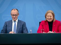 friedrich merz und baerbel bas bei einer pressekonferenz press conference nach der sitzung des koalitionsausschusses von union und spd im kanzleramt berlin 11 12
