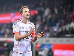 fussball bundesliga 1 fc heidenheim bayern muenchen 15 spieltag voith arena harry kane bayern muenchen bedankt sich bei den fans